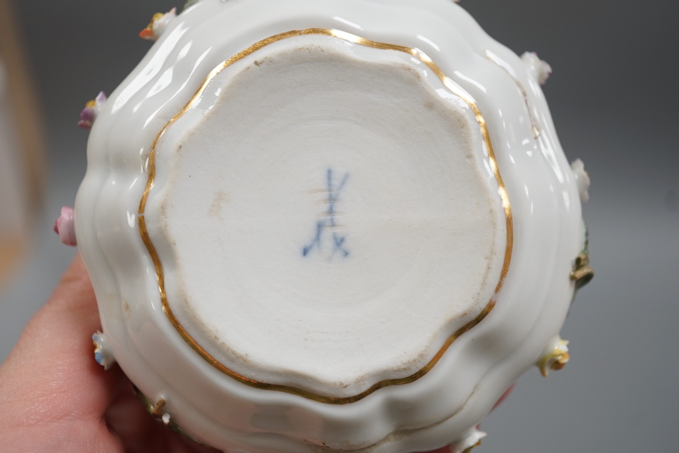 A Meissen pot with cover, 9cm and three various small trinket boxes